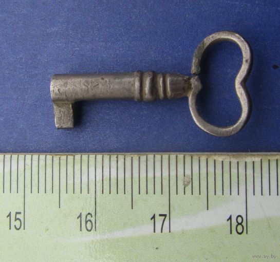 Старинный серебряный ключик.