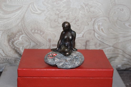 Настольный сувенир "Русалка на камне", высота 8.5 см.