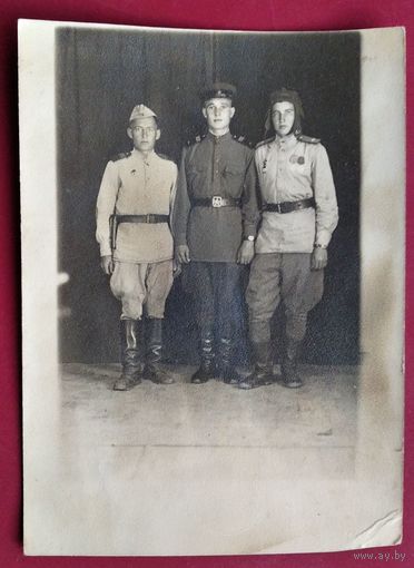 Фото трех военных. 9х12 см.