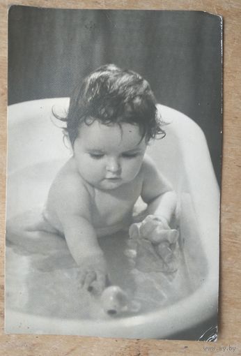 Гончуков И. Девочка в ванночке. Фотооткрытка. 1964 г. Чистая.