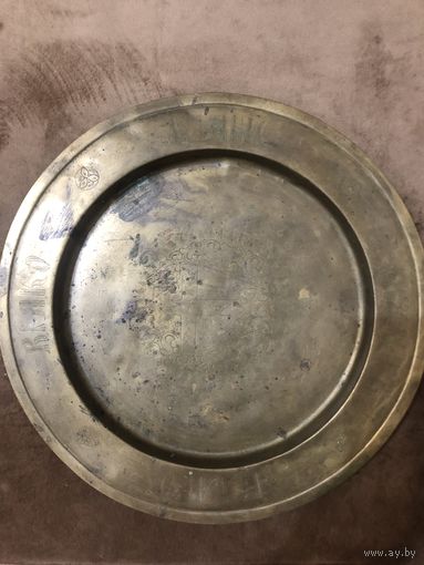 Старинная тарелка для пожертвования. Латунь, штихель. Диаметр 31 см.