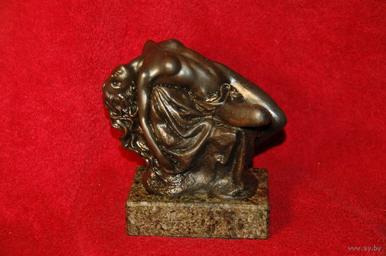 Скульптура - девушка на камне ню , бронза на мраморе