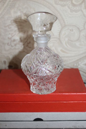 Стеклянный флакончик для парфюма, времён СССР, высота 13.5 см., без сколов и трещин.