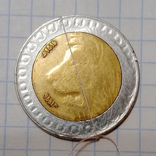 Алжир 20 динаров 1996 Брак разворот( поворот)+ центральная вставка немного двигаться.