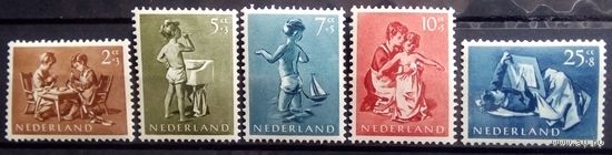 Уход за детьми, Нидерланды, 1954 год, 5 марок