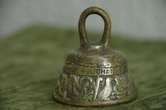 Колокольчик бронзовый  (  высота 6,5 см , диаметр 5,5 см )