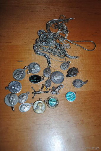Коллекция состоящая из большого множества разных католических медальонов из серебра, мельхиора, и с исп. глуб. по серебрения!