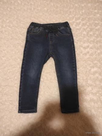 Стильные джинсы Next на 92-98 рост. Цвет темно-синий. Идеальное состояние. Длина 53,5 см, ПОталии 23-28 см.