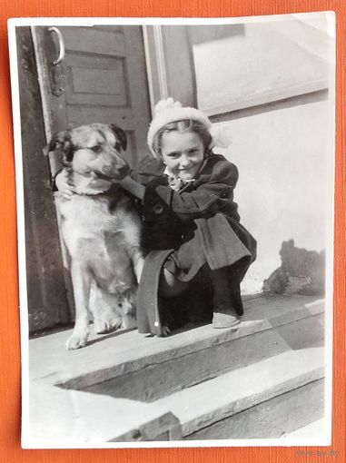 Фото девочки с собакой. 8.5х11 см