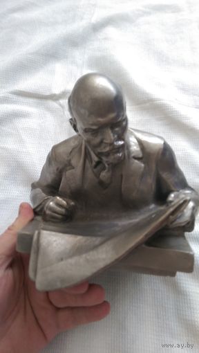 Ленин за чтением.