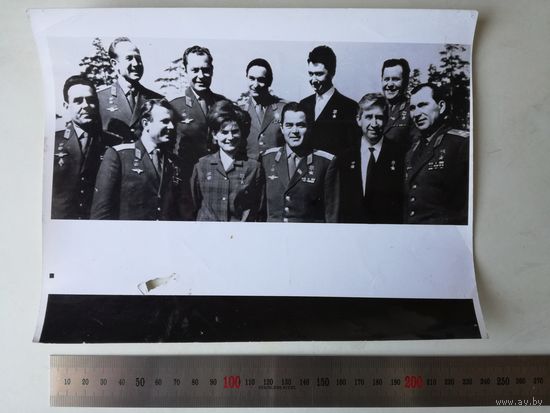 Фото одиннадцать первых космонавтов СССР в Звездном городке, 1965 г. переснято с оригинала