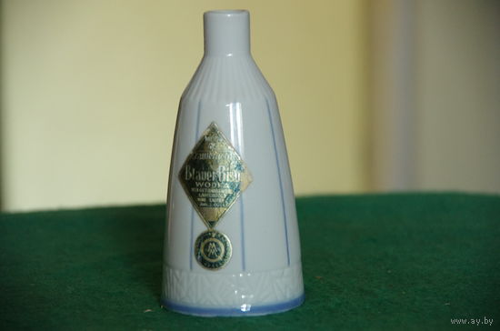 Бутылка  фарфоровая  из 70- х водка   " Blauer Biso"  100 мл   целая