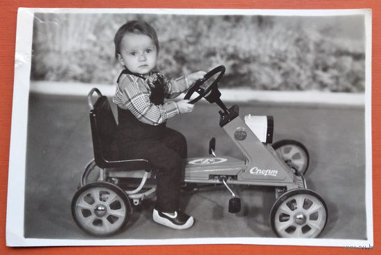 Фото ребенка на колесной машинке. 1990 г. 12х18 см.