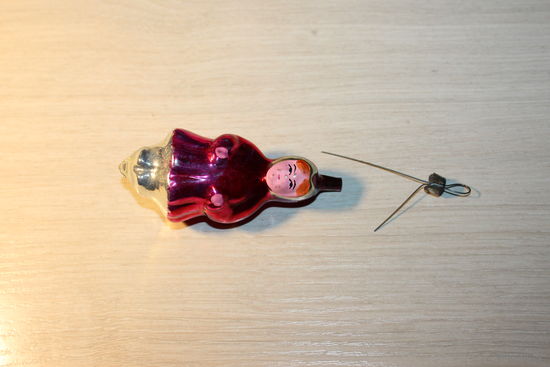 Стеклянная, ёлочная игрушка "Девочка", времён СССР, длина 9 см., без трещин и сколов.