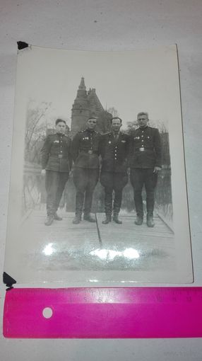 Старое военное фото на фоне замка