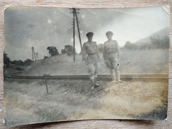 Фото 2-х военных возле железнодорожных путей. 7х10 см.