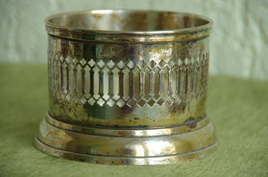 Ваза латунная с серебрением    ( высота 8 см , диаметр 10,3 см )