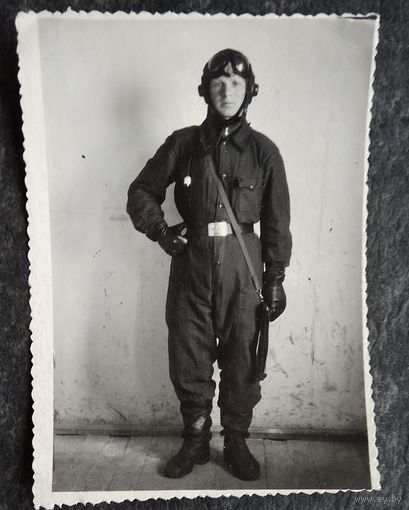 Фото военного летчика в комбинизоне. 1953 г. 8.5х11.5 см