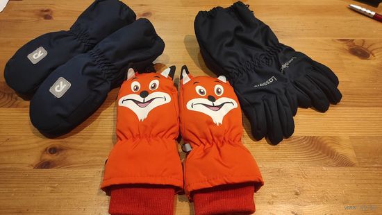 Варежки и перчатки на 1-5 лет. Фирменные.  Оранжевые лисички варежки, состояние новых, 3-5 лет, длина 20 см. Цена 10,00 Варежки Reima на 1+-2 года (но реально можно и на 3-4 года), плотно фиксируется