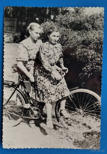 Фото двух минчанок с велосипедом. 9х12 см