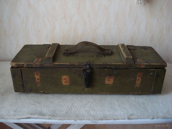 Старый деревянный ящик военного назначения.