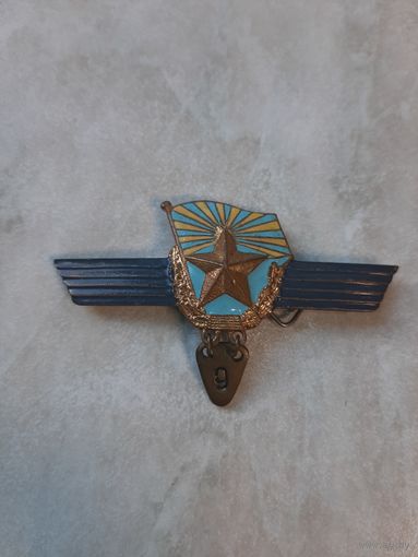 Нагрудный знак военнослужащего свехсрочной службы ВВС СССР.