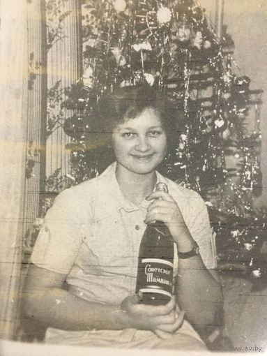 Фото у новогодней ёлки с советским шампанским 1983г