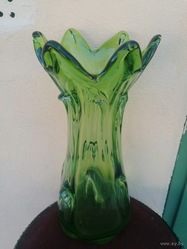 Шикарная Ваза из гутного зелёного стекла Чехословакия