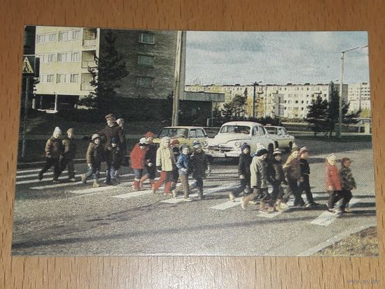 Календарик 1986 Эстония. Дети переходят улицу