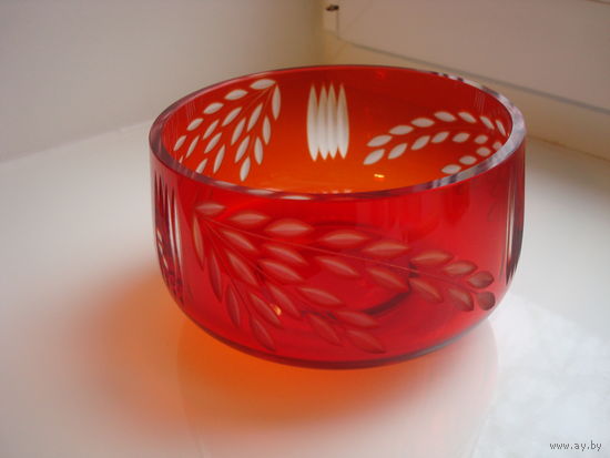 Салатник- конфетница красное (рубиновое) стекло из СССР без дефектов.