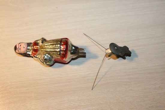 Ёлочная игрушка "Красная шапочка", времён СССР, на прищепке, длина 11 см.