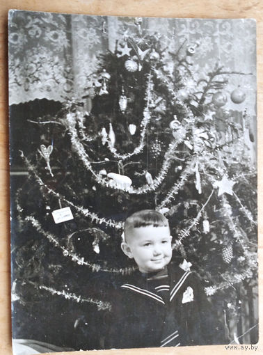 Фото ребенка у новогодней елки. 1956 г. 18х24 см.