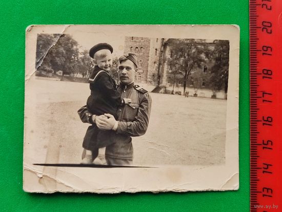 Фотография солдат с ребенком