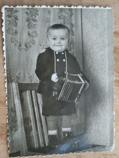 Фото ребенка с гармошкой. 1961 г. 8.5х11.5 см.