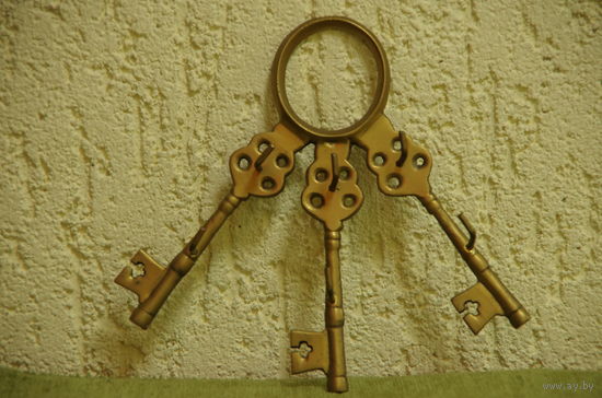 Вешалка- ключница   латунь   ( ширина 19 см , высота 17 см )