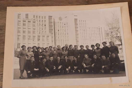 Выпускники Пединститута в Минске возле дома правительства БССР, 1959 год, фото - 18х24см