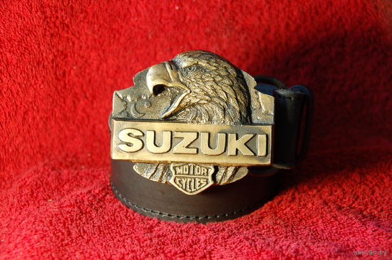 Ремень с пряжкой "SUZUKI" и орлом , подарок байкеру