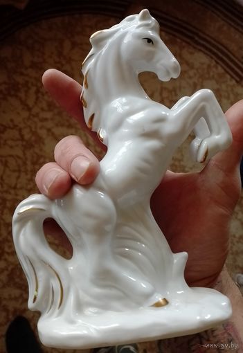 Фарфоровая статуэтка конь,с рубля