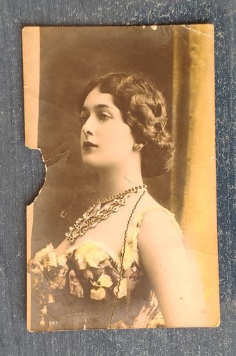Старинная открытка. Женский портрет