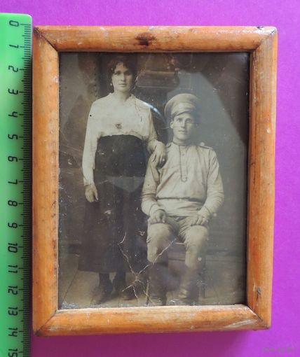 Фото в рамке под стеклом "Солдат РИ с женой", до 1917 г.