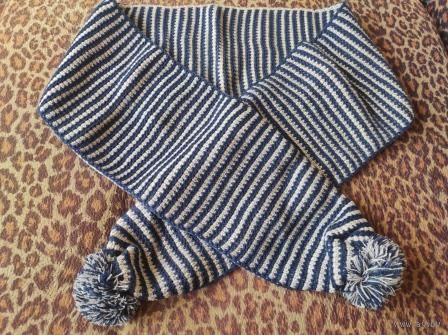 Новый шарф, мягкий и теплый, размер 150 а 20 см, синий в бежевую полоску.