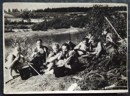 Пикник на берегу Днепра. Фото конца 1940-х. 13х18 см.