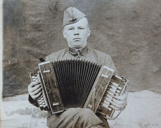 Солдат гармонист РККА фото на память