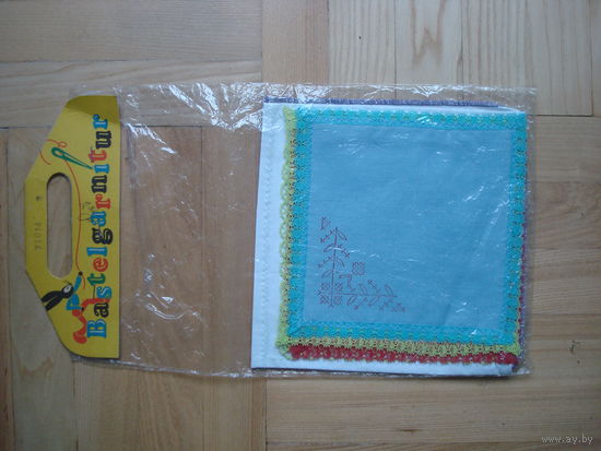 Набор платочков для вышивания из ГДР в целлофановой упаковке. В наборе 6 платочков. Набор из 80-ых годов.