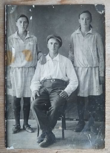 Фото юноши и двух девушек. 1930-е. 9х13 см
