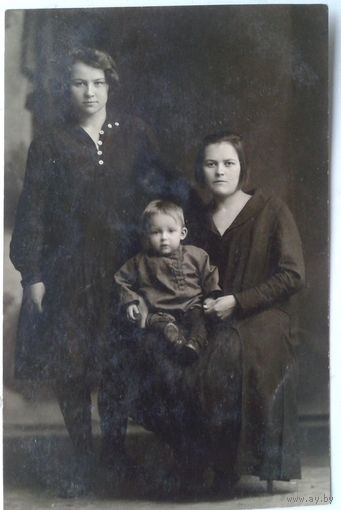 Фото двух женщин и ребенка. 1928 г. 8.5х13.5 см