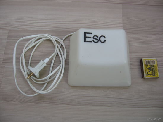 Светильник JS1-ESC клавиша JazzWay 5030756 в форме клавиши.Б/у. Можно использовать как декоративный светильник и как ночник Включение / выключение происходит нажатием на корпус.Теплый желтый светодиод