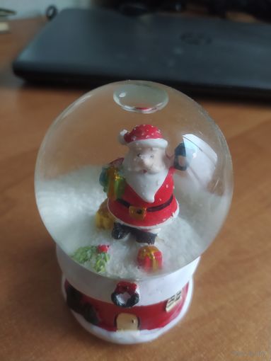 Дед мороз в стеклянном шаре
