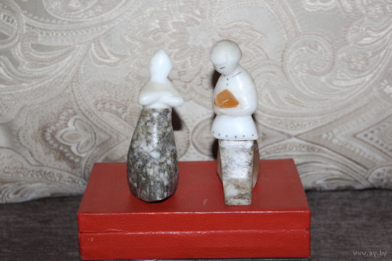 Каменные фигурки "Парень и девушка", времён СССР, высота 12 и 11.5 см.