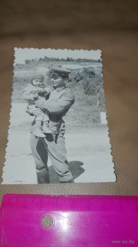 Старое фото военный с ребенком 1971г